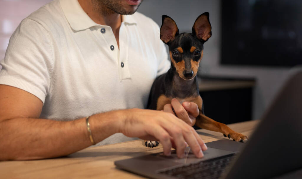 Consulenza cinofila online in videochiamata, con cane presente durante il confronto su educazione, gestione quotidiana e bisogni individuali.
